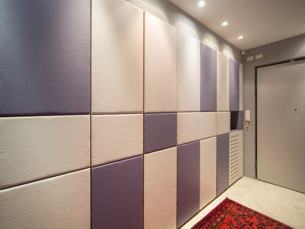 Réalisation d'une entrée minimaliste de taille moyenne avec un couloir et un mur gris.