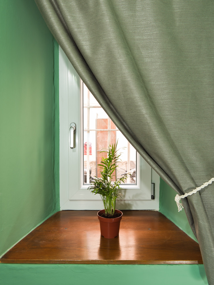 Свежая идея для дизайна: маленький тамбур в современном стиле с зелеными стенами, полом из терракотовой плитки, двустворчатой входной дверью, входной дверью из темного дерева и оранжевым полом для на участке и в саду - отличное фото интерьера