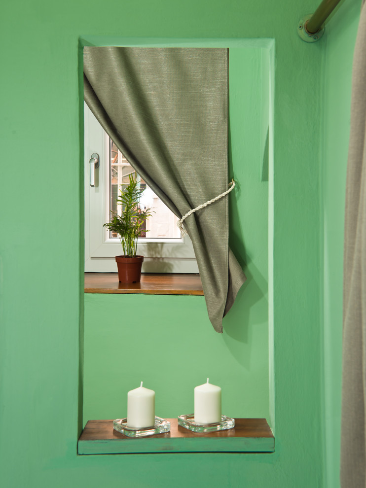 Свежая идея для дизайна: маленький тамбур в современном стиле с зелеными стенами, полом из терракотовой плитки, двустворчатой входной дверью, входной дверью из темного дерева и оранжевым полом для на участке и в саду - отличное фото интерьера