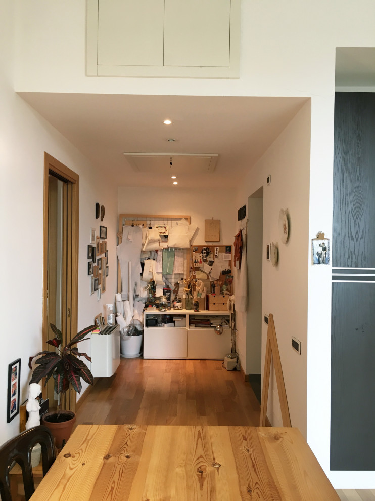 На фото: маленький коридор в стиле модернизм с белыми стенами, полом из ламината, коричневым полом и многоуровневым потолком для на участке и в саду с