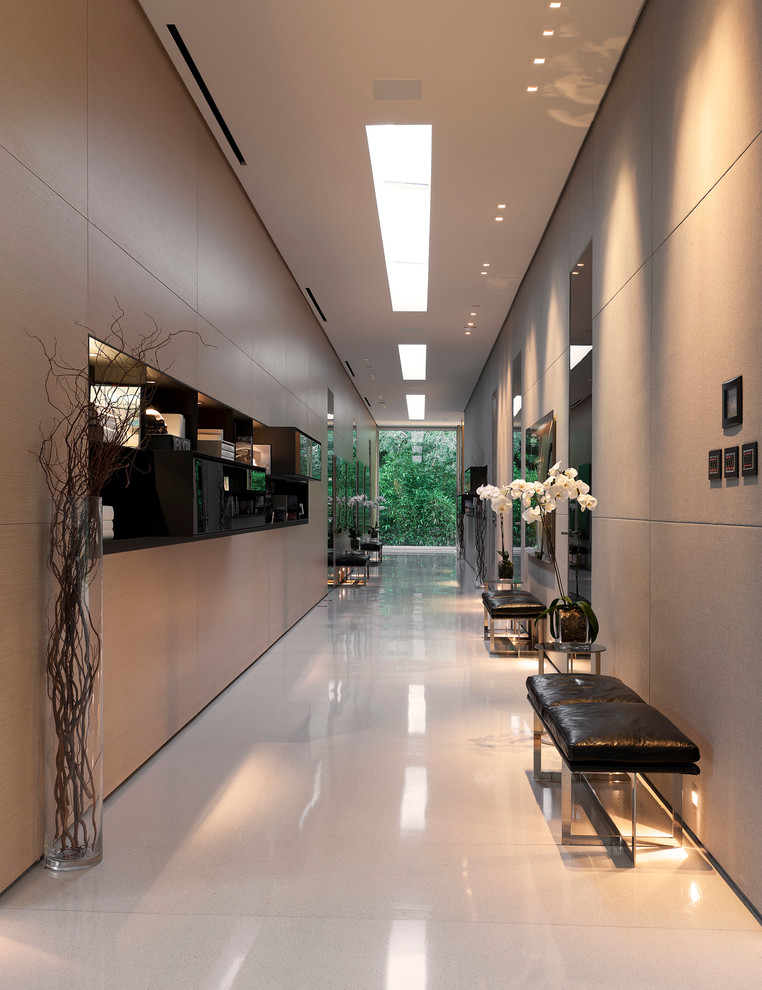 Пример оригинального дизайна: коридор в современном стиле с серыми стенами и белым полом