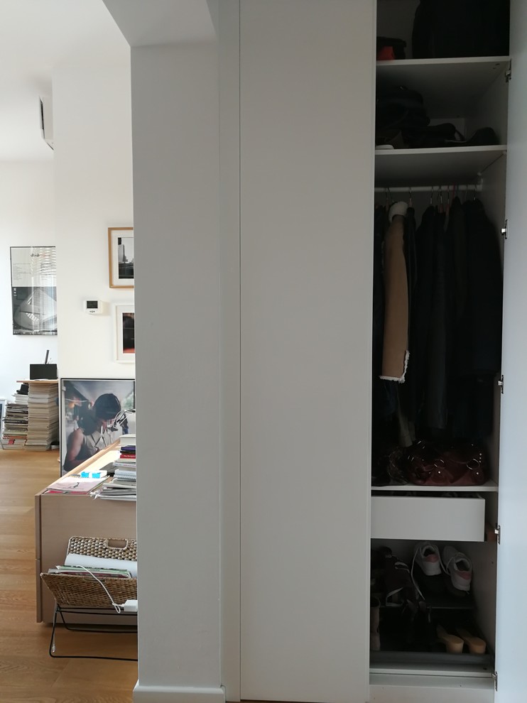Immagine di un ingresso o corridoio minimal con una porta bianca