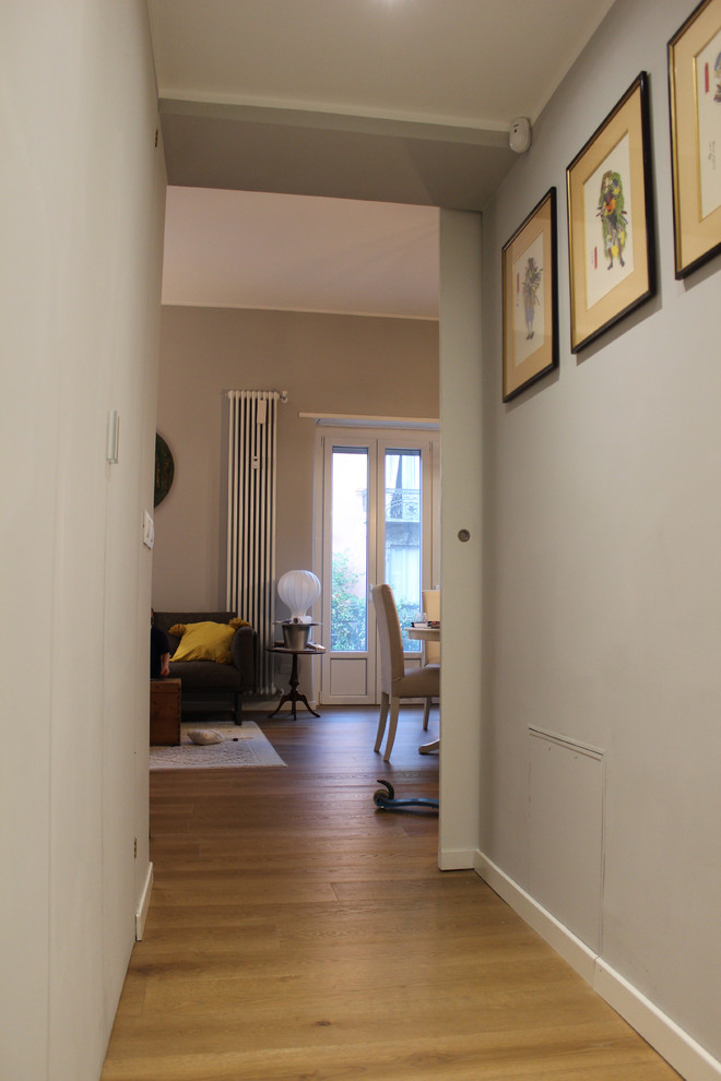 Idee per un ingresso o corridoio minimal di medie dimensioni con pareti beige e parquet chiaro