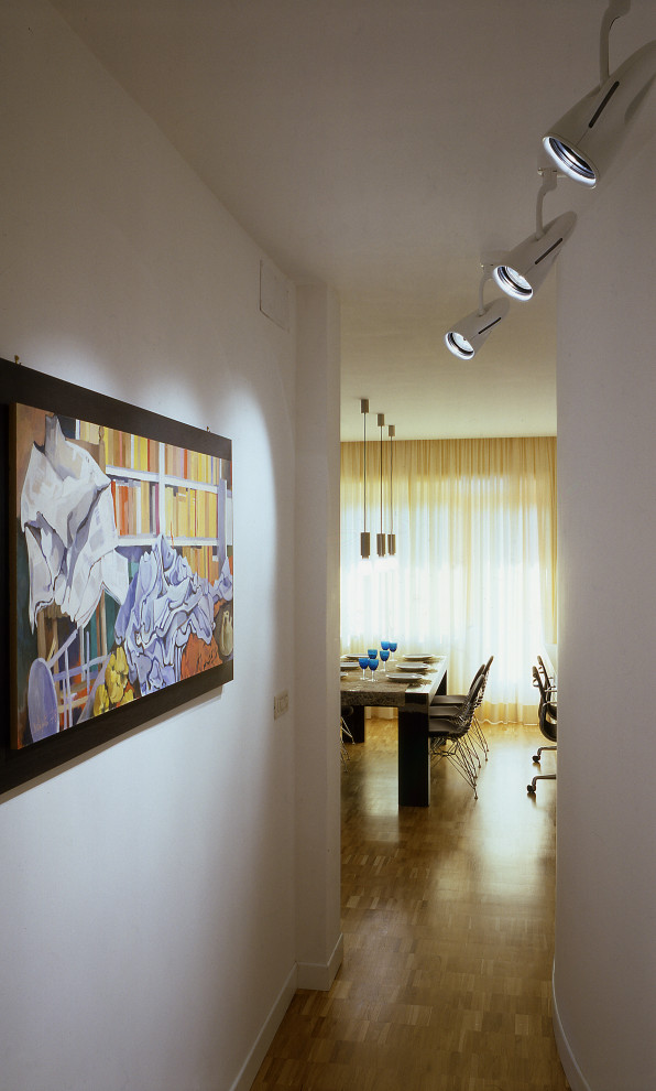 Exemple d'un petit couloir tendance avec un mur blanc, parquet clair, un sol beige et un plafond décaissé.
