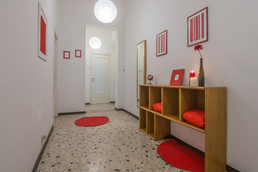 Ispirazione per un grande ingresso o corridoio classico con pareti bianche, pavimento in marmo e pavimento multicolore