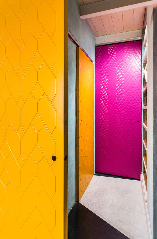Idee per un ingresso o corridoio bohémian di medie dimensioni con pareti verdi, pavimento in cemento e pavimento multicolore