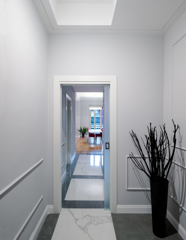 Cette photo montre un petit hall d'entrée tendance avec un mur gris, un sol en carrelage de porcelaine, une porte blanche, un sol multicolore, un plafond décaissé et une porte coulissante.