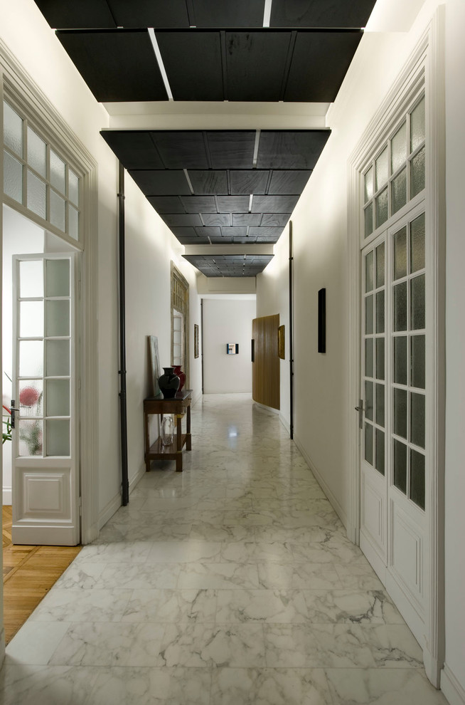 Inspiration pour un grand couloir traditionnel avec un mur blanc.
