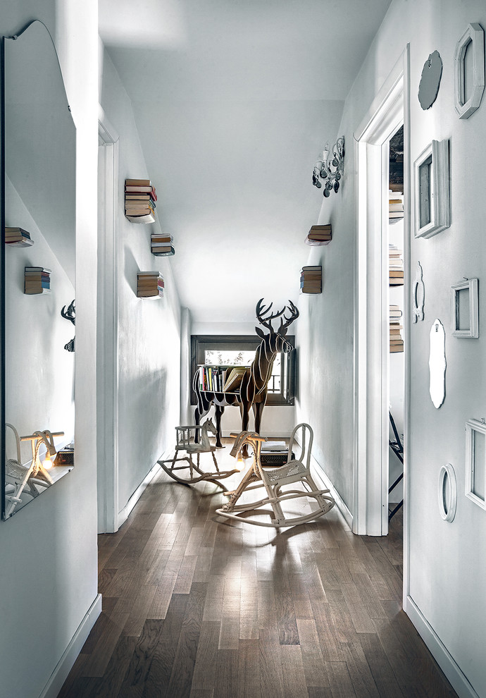 На фото: коридор среднего размера в скандинавском стиле с белыми стенами, темным паркетным полом и коричневым полом с