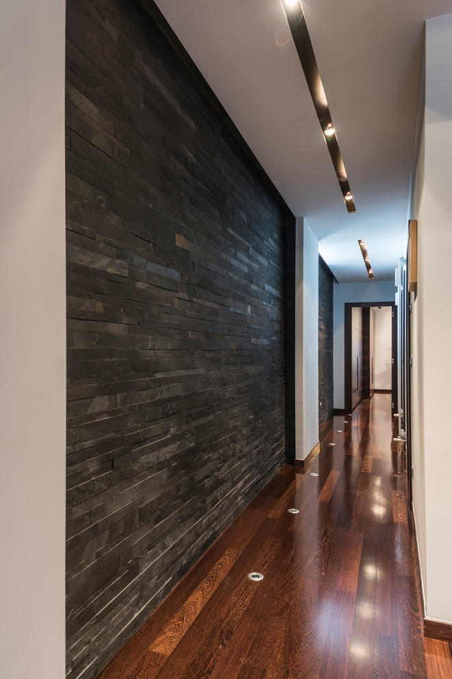 Idee per un ingresso o corridoio design di medie dimensioni con pareti bianche, pavimento in legno massello medio e pavimento multicolore