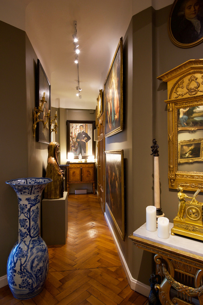 Klassischer Flur mit grauer Wandfarbe, braunem Holzboden und braunem Boden in Florenz