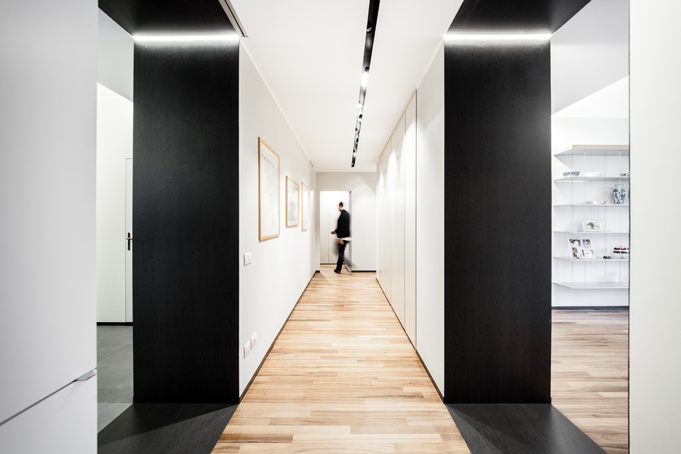 На фото: большой коридор в современном стиле с белыми стенами, полом из керамогранита и бежевым полом