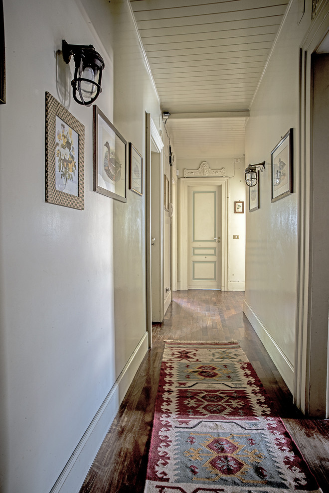 Imagen de recibidores y pasillos de estilo de casa de campo de tamaño medio con paredes blancas, suelo de madera oscura y suelo marrón