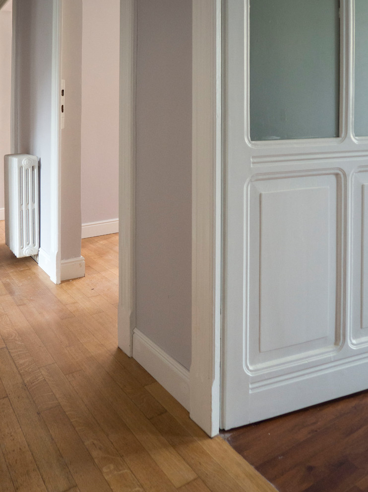 Свежая идея для дизайна: коридор среднего размера в стиле ретро с серыми стенами, деревянным полом и бежевым полом - отличное фото интерьера