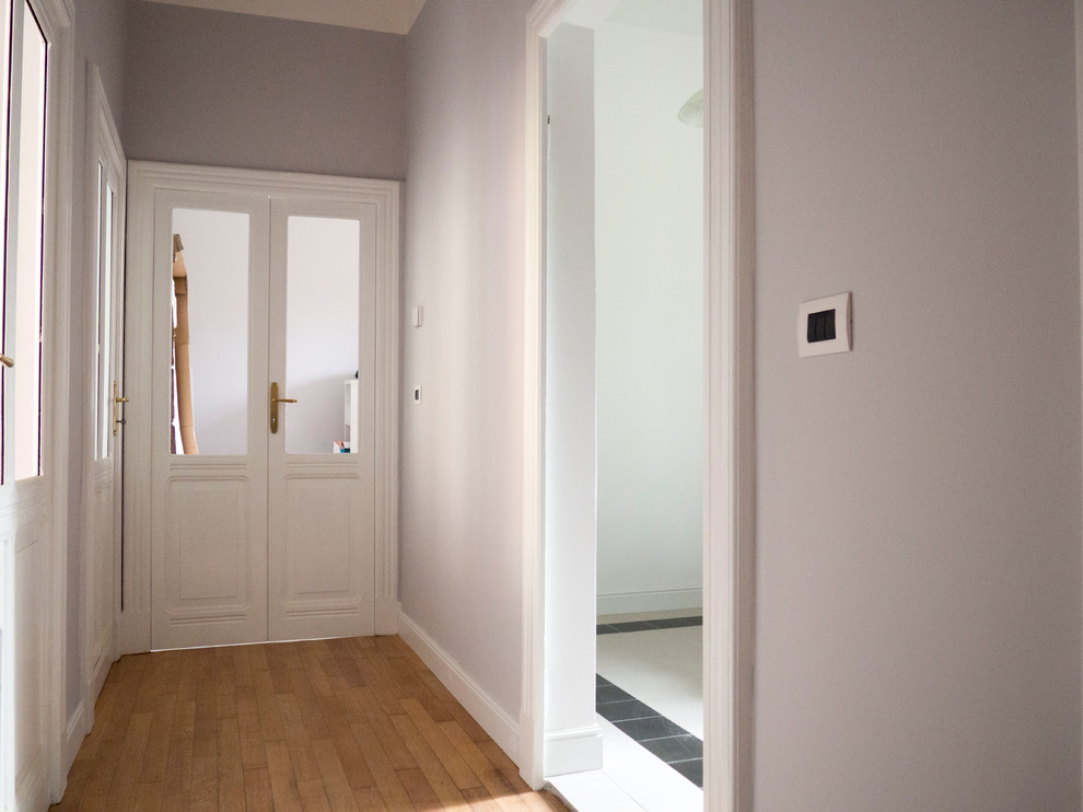 Ispirazione per un ingresso o corridoio moderno di medie dimensioni con pareti grigie, pavimento in legno verniciato e pavimento beige