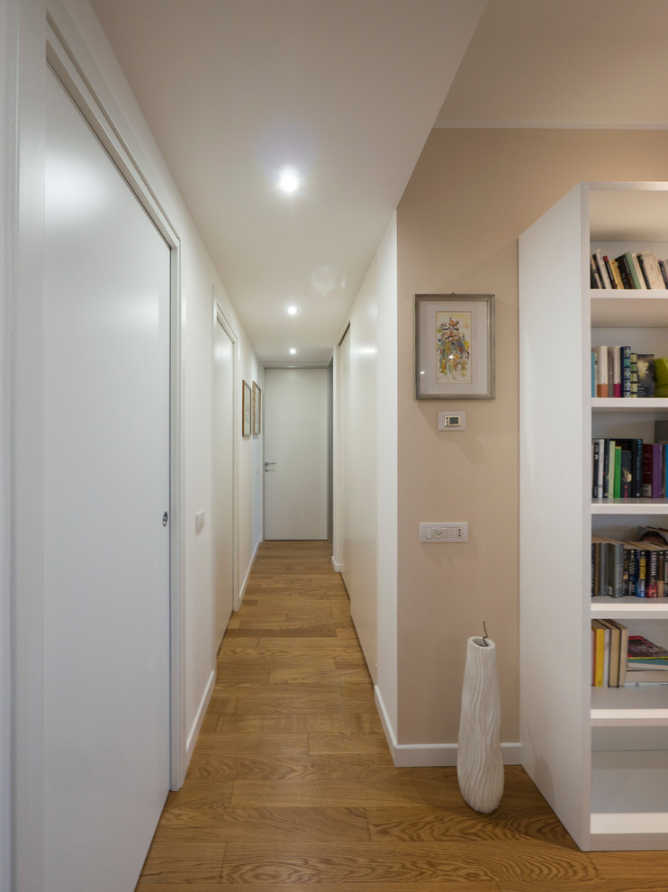 Источник вдохновения для домашнего уюта: маленький коридор в современном стиле с белыми стенами и светлым паркетным полом для на участке и в саду