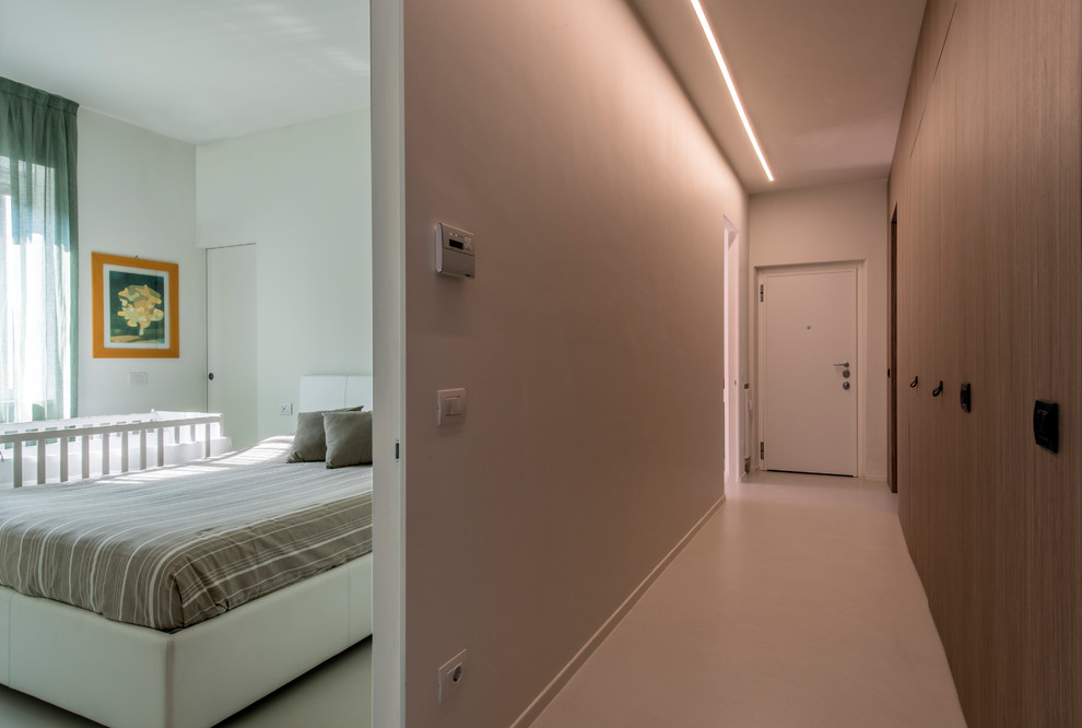 Großer Moderner Flur mit weißer Wandfarbe, Betonboden und grauem Boden in Mailand
