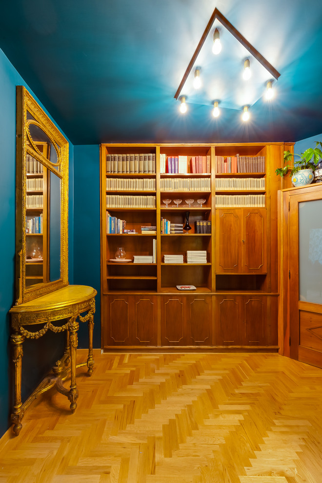 Mittelgroßer Eklektischer Eingang mit blauer Wandfarbe, hellem Holzboden, brauner Haustür und braunem Boden in Rom