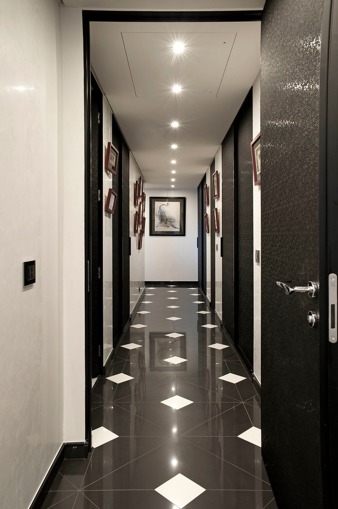 Idee per un grande ingresso o corridoio boho chic con pareti grigie, pavimento in marmo e pavimento nero