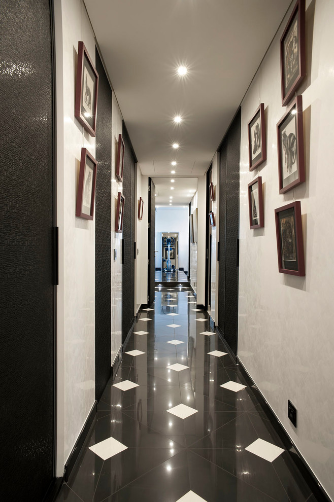 Стильный дизайн: большой коридор в стиле модернизм с серыми стенами, мраморным полом и разноцветным полом - последний тренд