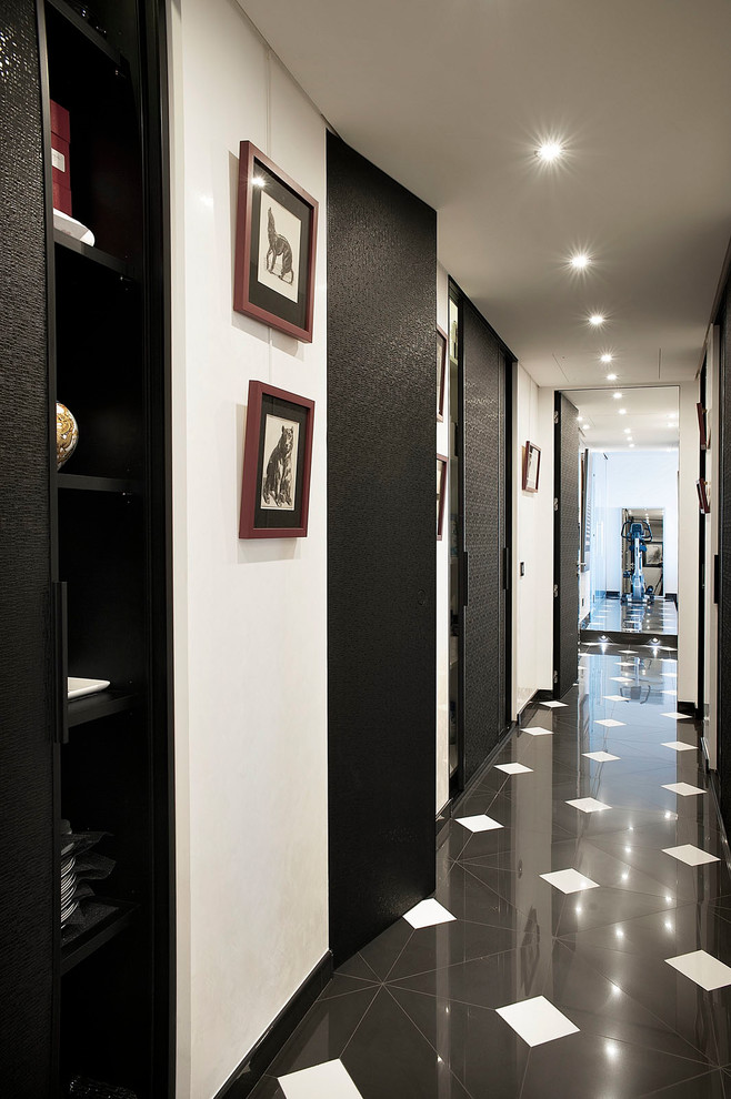 Идея дизайна: большой коридор в стиле ретро с серыми стенами, мраморным полом и разноцветным полом