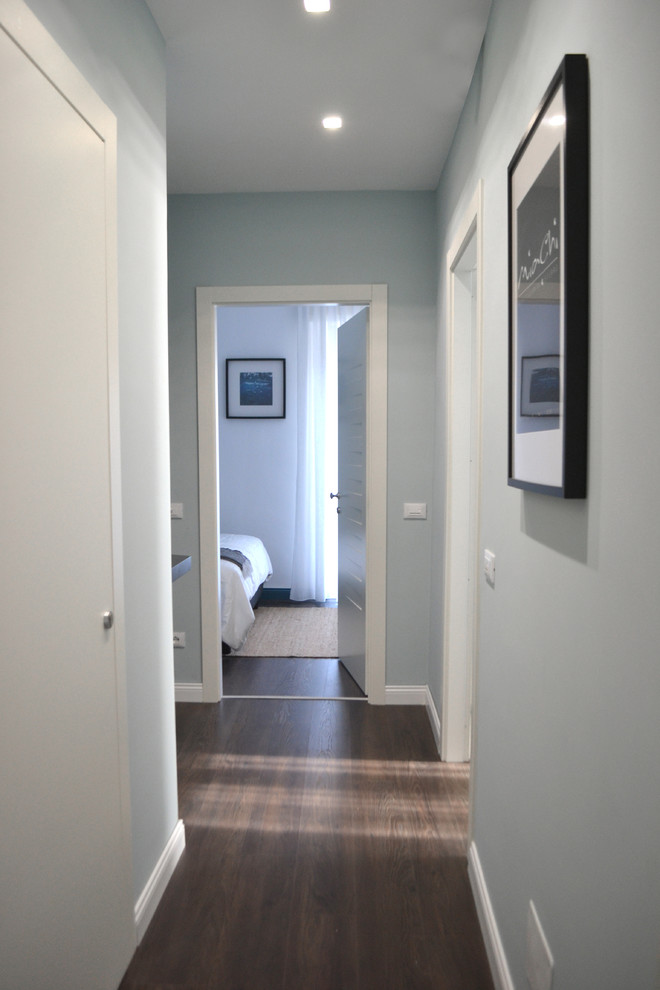 Esempio di un piccolo ingresso o corridoio minimal con pavimento in laminato e pavimento marrone
