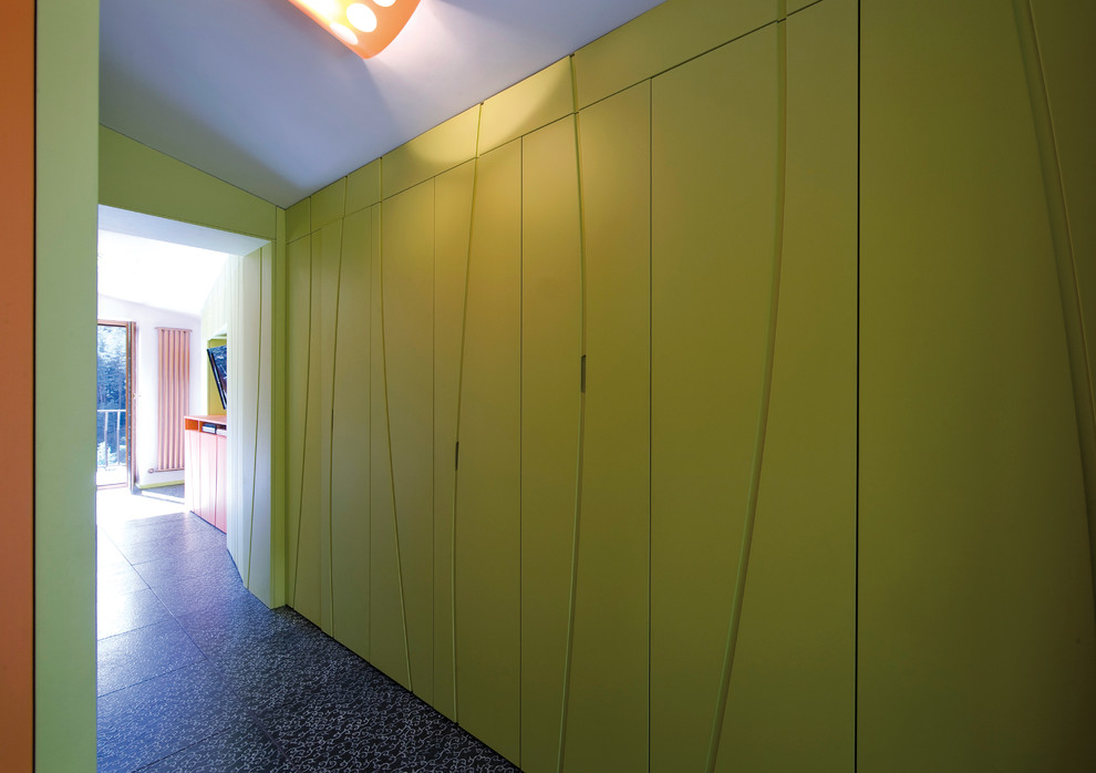 Ispirazione per un ingresso o corridoio boho chic con pareti verdi
