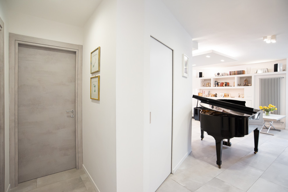 This is an example of a bohemian entrance in Rome with white walls.