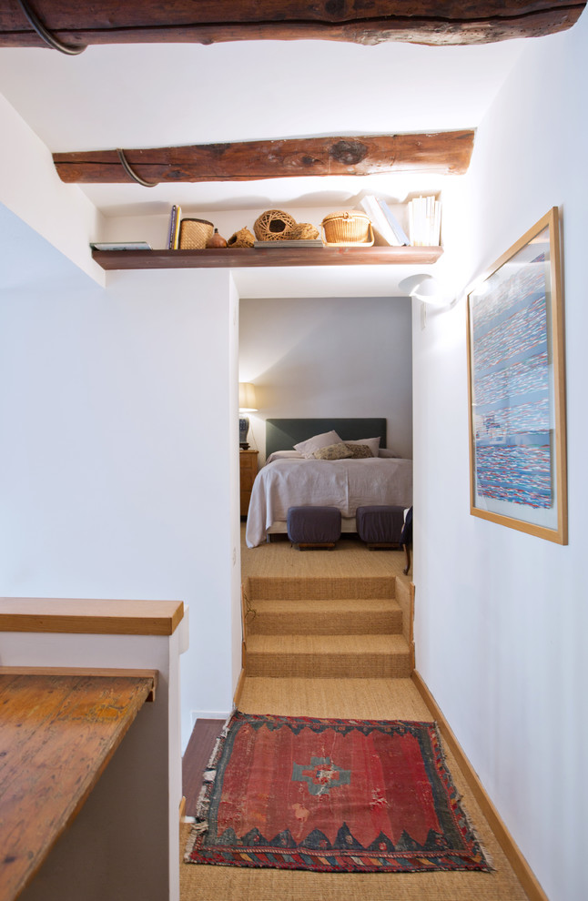 Foto de recibidores y pasillos bohemios pequeños con paredes blancas, moqueta y suelo beige