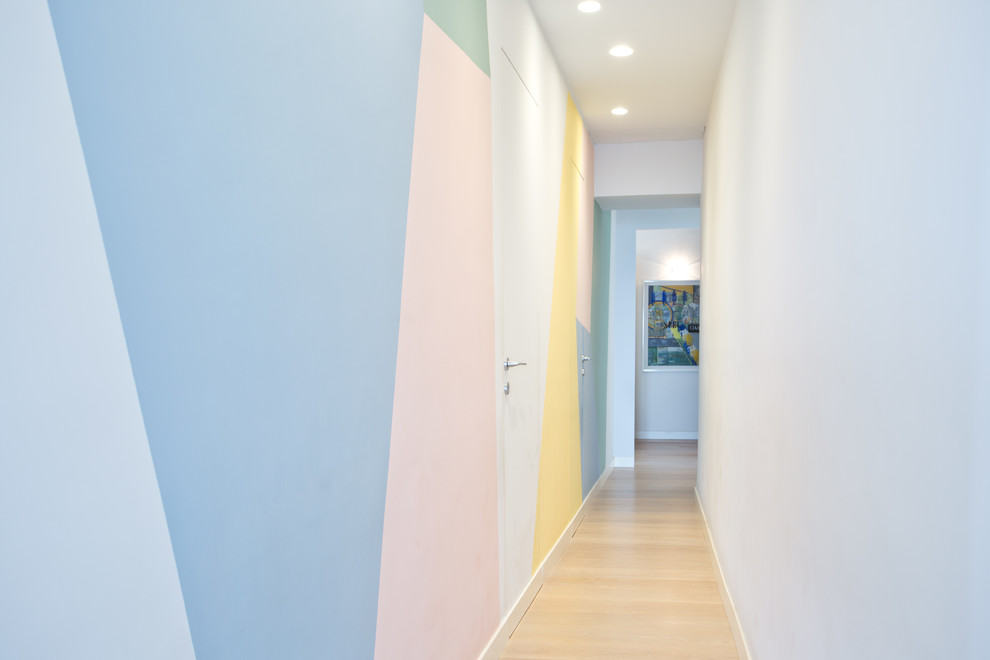 Idee per un ingresso o corridoio bohémian con pareti multicolore, pavimento in legno massello medio e pavimento beige
