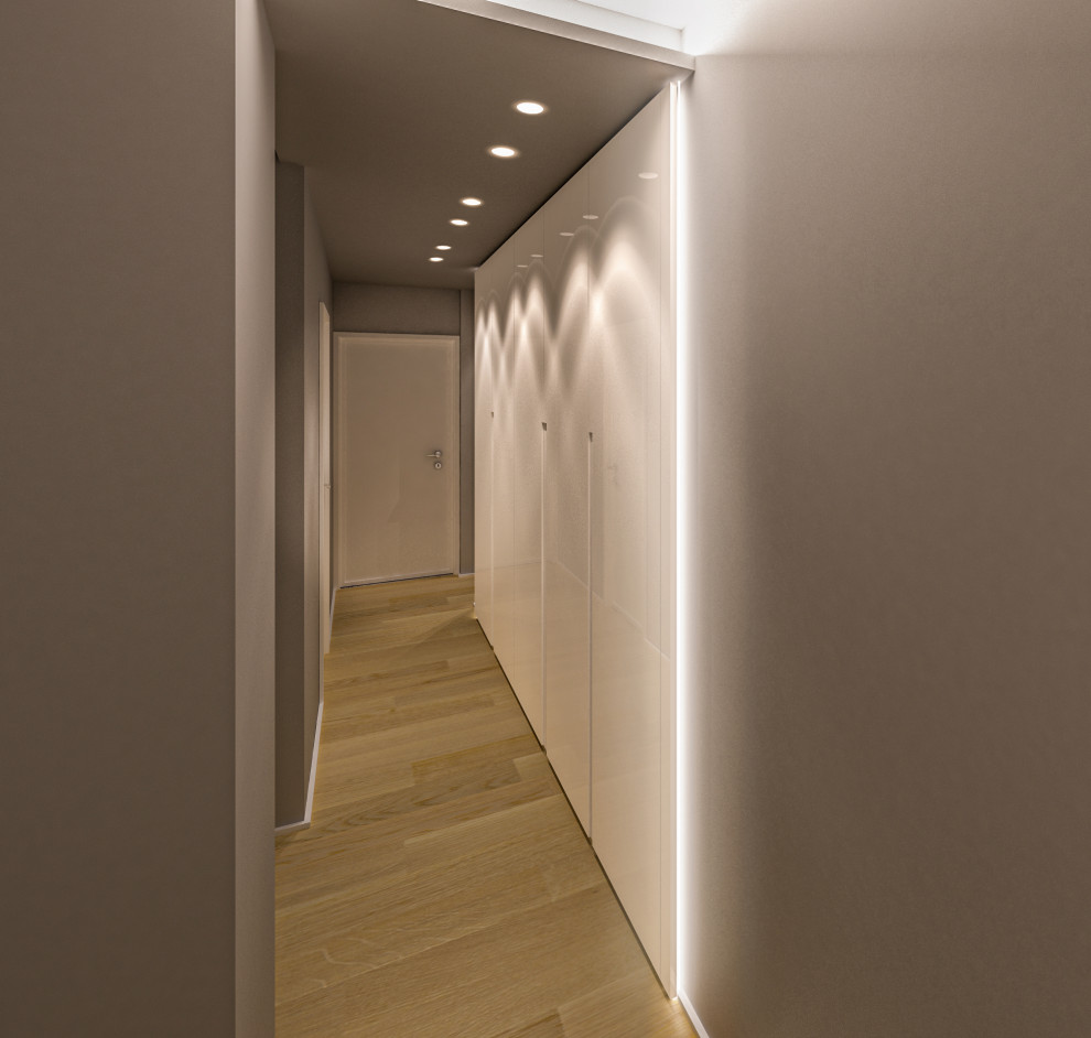 Immagine di un grande ingresso o corridoio contemporaneo con pareti grigie, parquet chiaro, pavimento marrone e soffitto ribassato