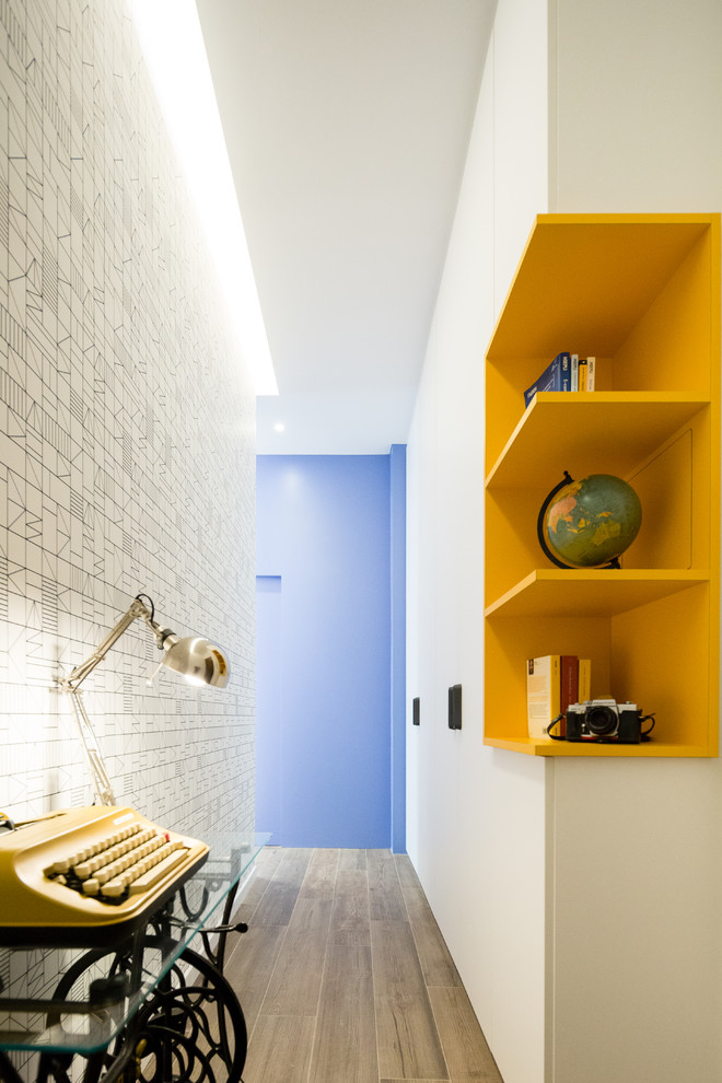 На фото: маленький коридор: освещение в современном стиле с коричневым полом и белыми стенами для на участке и в саду с