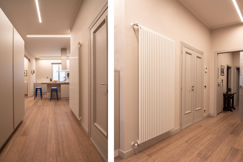 Idee per un grande corridoio moderno con pareti beige, pavimento in bambù, una porta a due ante, una porta grigia e pavimento marrone