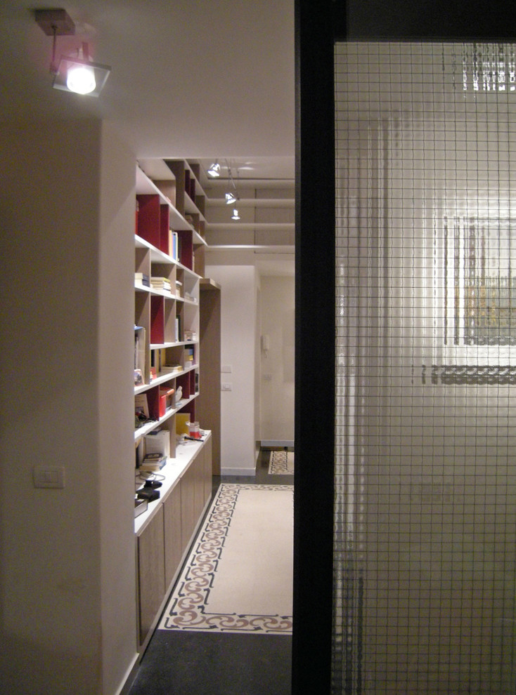 Стильный дизайн: большой коридор в современном стиле с белыми стенами, полом из терраццо и черным полом - последний тренд