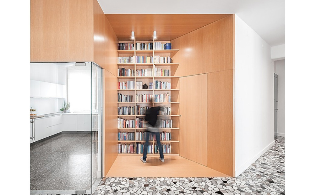 Идея дизайна: коридор среднего размера в стиле ретро с белыми стенами, полом из терраццо и бежевым полом