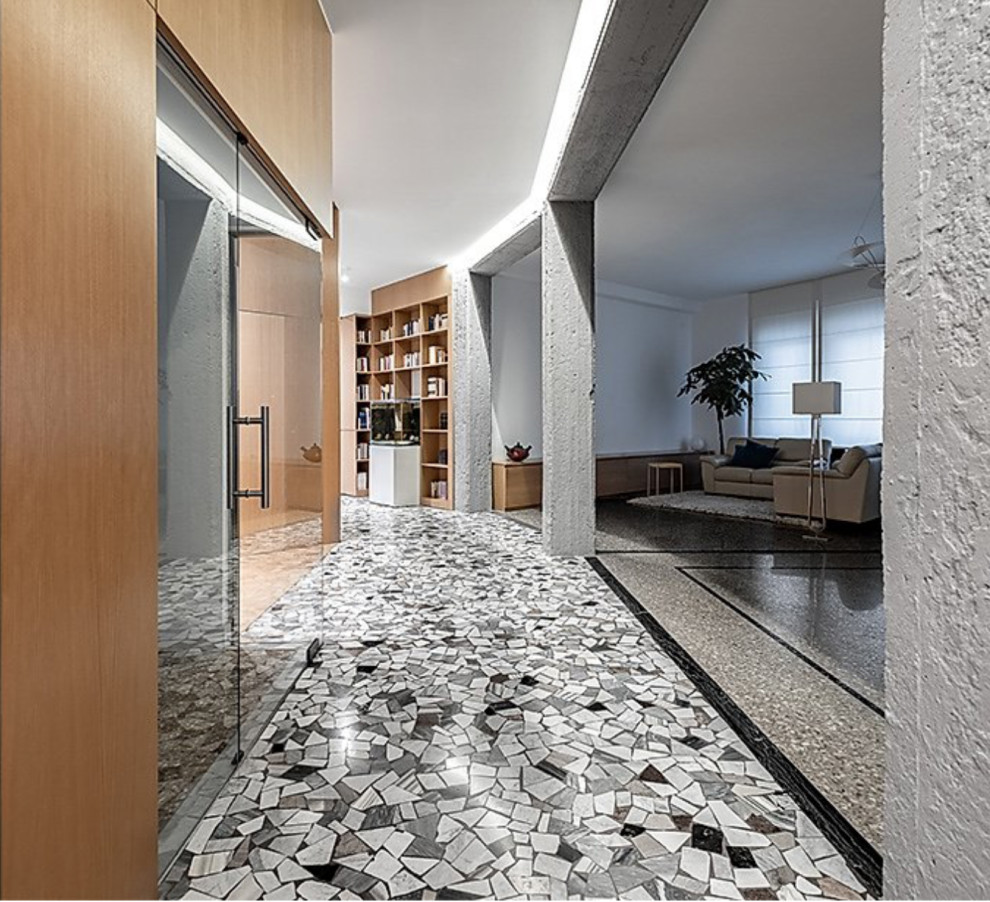 Immagine di un ingresso o corridoio moderno di medie dimensioni con pareti bianche, pavimento alla veneziana e pavimento beige
