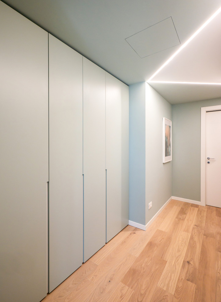 Réalisation d'un petit couloir design avec un mur vert, parquet clair et un plafond décaissé.