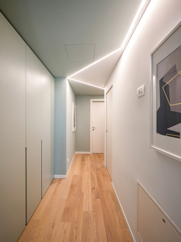 Idée de décoration pour un petit couloir design avec un mur vert, parquet clair et un plafond décaissé.