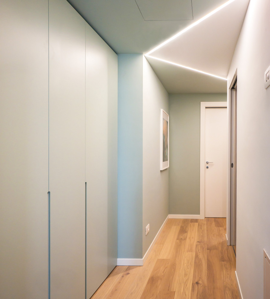 Exemple d'un petit couloir tendance avec un mur vert, parquet clair et un plafond décaissé.