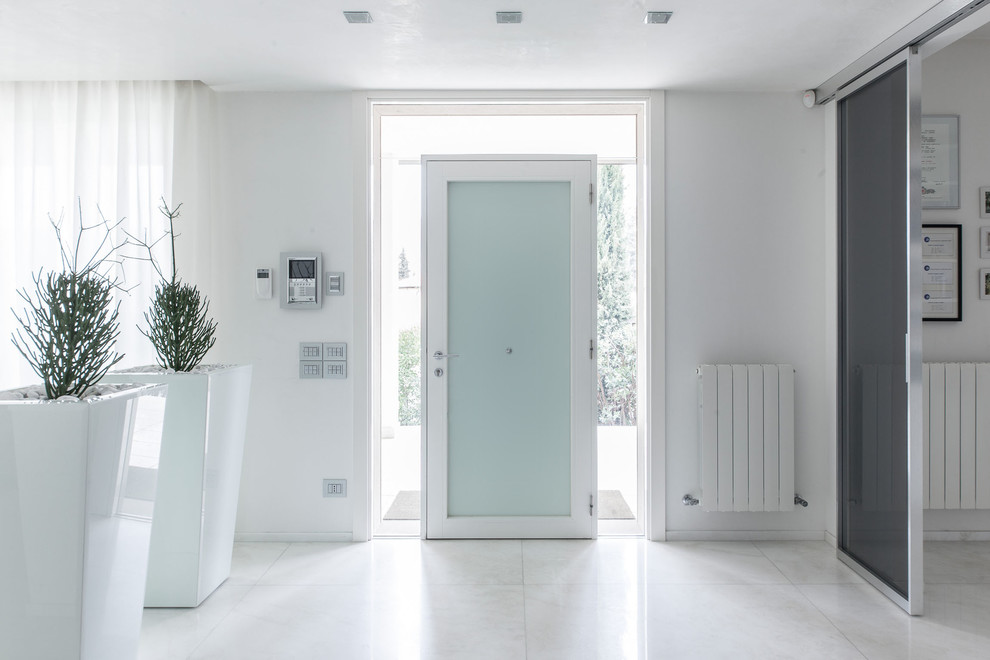 Источник вдохновения для домашнего уюта: входная дверь в современном стиле с белыми стенами и одностворчатой входной дверью
