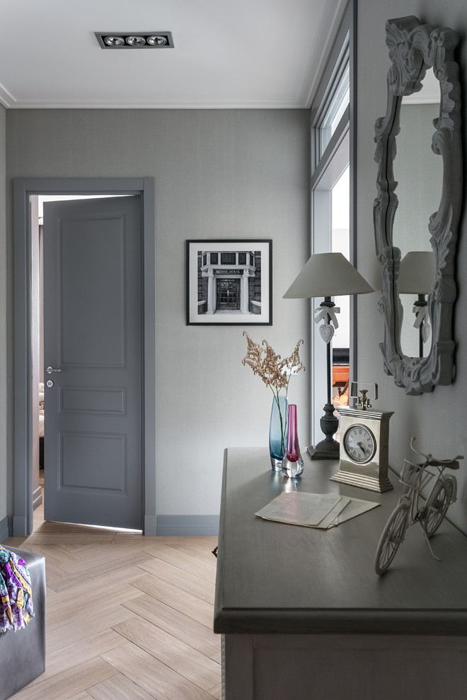 Источник вдохновения для домашнего уюта: фойе среднего размера в стиле неоклассика (современная классика) с серыми стенами, полом из керамогранита и бежевым полом