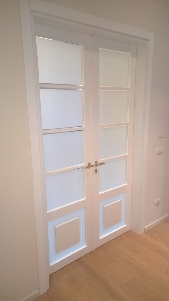Immagine di una porta d'ingresso contemporanea di medie dimensioni con pareti bianche, parquet scuro, una porta a due ante e una porta in vetro