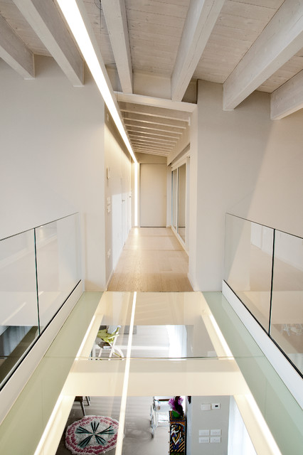 Progetto passerella in vetro e scale Modern Flur Venedig von