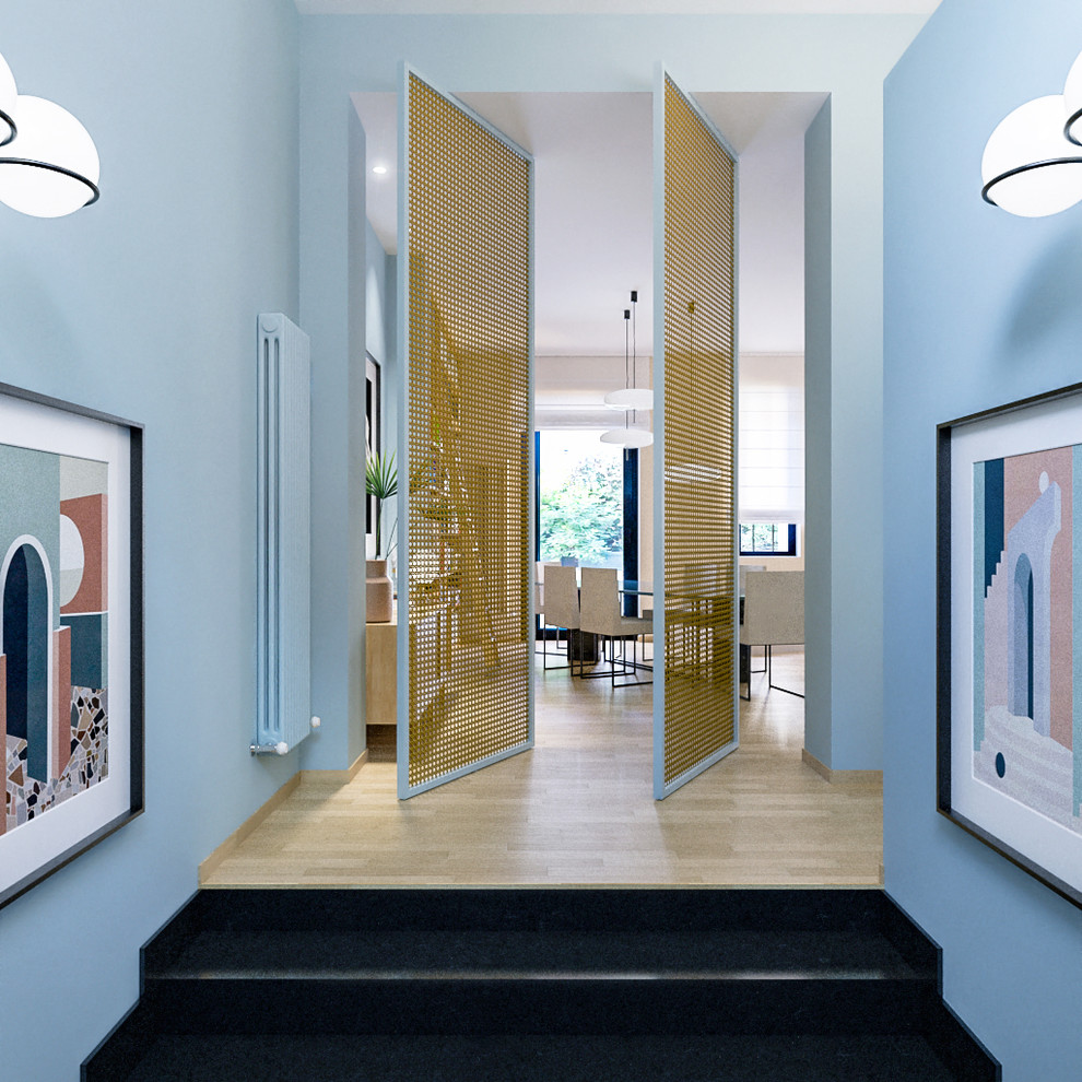 Idee per un ingresso con anticamera design di medie dimensioni con pareti blu, parquet chiaro, una porta a pivot e una porta in legno chiaro