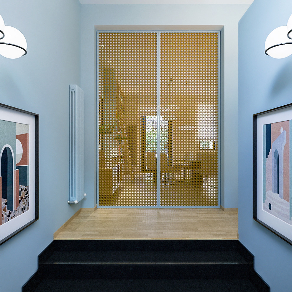 Immagine di un ingresso con anticamera minimal di medie dimensioni con pareti blu, parquet chiaro, una porta a pivot e una porta in legno chiaro