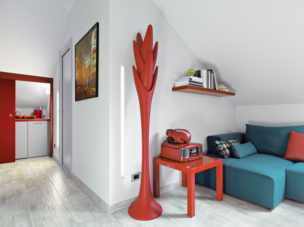 Источник вдохновения для домашнего уюта: маленький коридор в стиле модернизм с белыми стенами и полом из керамогранита для на участке и в саду
