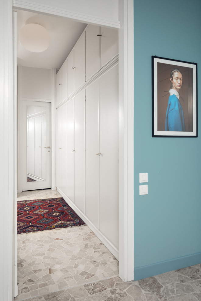 На фото: большой коридор в стиле модернизм с разноцветными стенами, мраморным полом и бежевым полом с