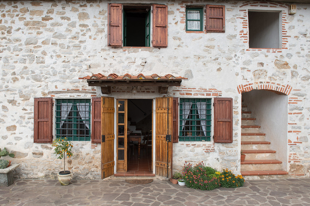 Mediterraner Eingang mit Doppeltür und heller Holzhaustür in Florenz