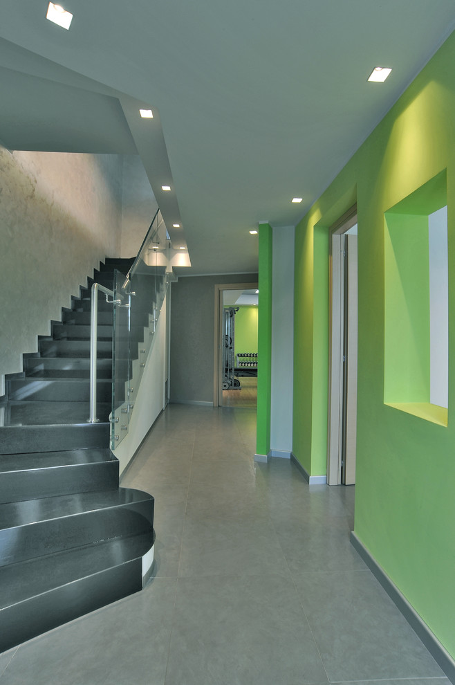 Источник вдохновения для домашнего уюта: большой коридор в стиле лофт с серыми стенами и полом из керамогранита