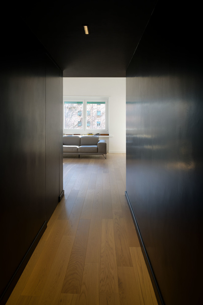 Источник вдохновения для домашнего уюта: фойе среднего размера в современном стиле с черными стенами, светлым паркетным полом, двустворчатой входной дверью, белой входной дверью и бежевым полом